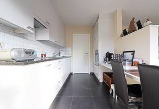 Lichtrijk appartement met 2 slaapkamers in hartje Lichtervelde.Het beschikt over een inkomhal, lichtrijke leefruimte, keuken (met alle toestellen...