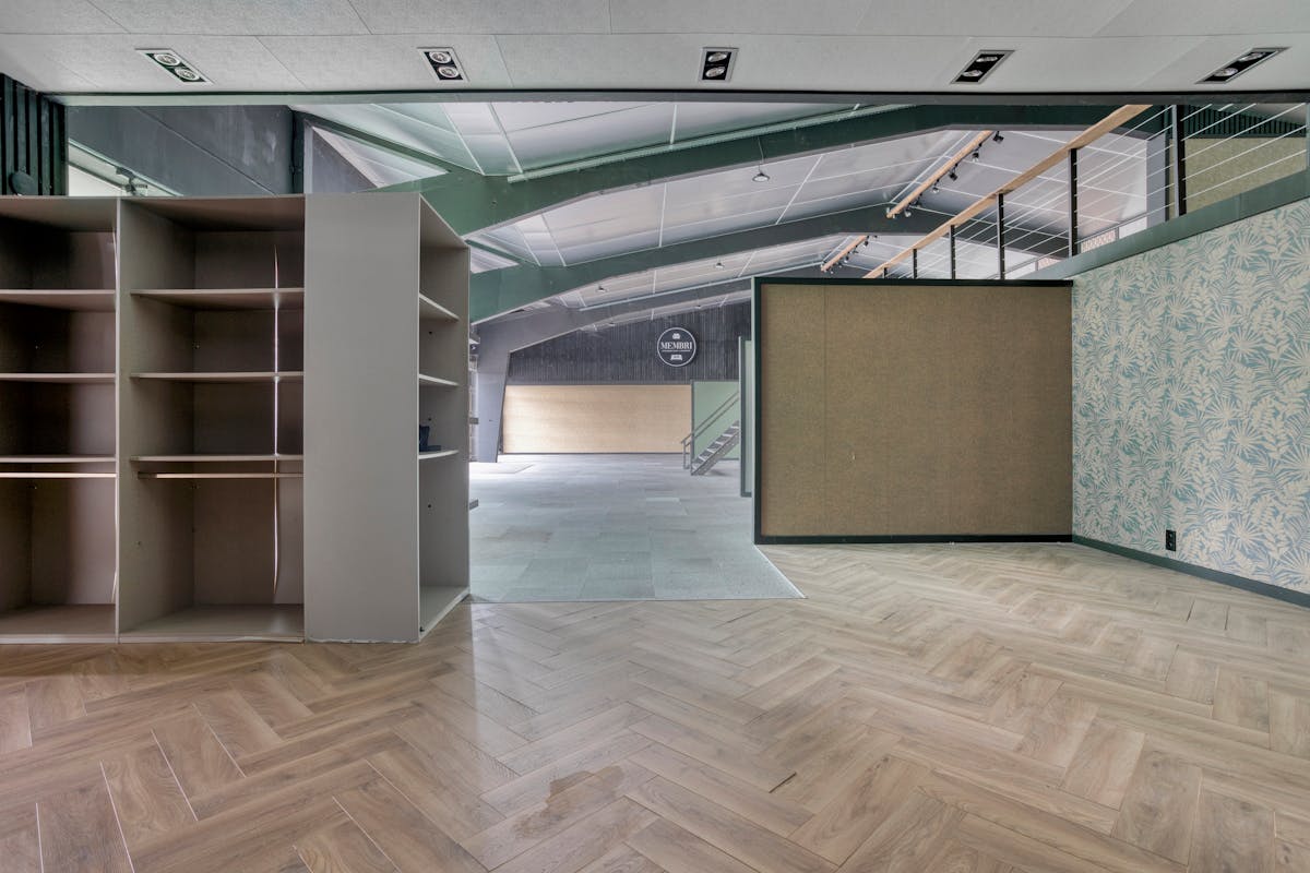Vernieuwd magazijn/showroom van ca. 650m² nabij E403 te Gits - foto 4