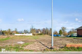Ruime bouwgrond van 1176m2 op zichtlocatie langsheen de Zeelse Baan in Grembergen. Het perceel heeft een straatbreedte van 24 meter en...