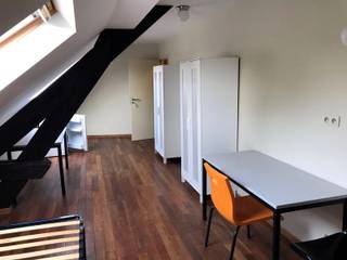 Deze gezellige studentenwoning met 13 kamers bevindt zich op een absolute toplocatie in het centrum van Leuven.<br />De kamers beschikken over een bed zonder matras, bureau, kleerkast, koelkast en beschikken over een privatieve badkamer met lavabo, douche en toilet. Verder is er een gemeenschappelijke keuken, een leefruimte en een gezellige buitenruimte aanwezig. De fietsen kunnen achter het gebouw gestald worden. <br />De studentenkamers zijn beschikbaar voor academiejaar 2026-2027.<br /><br />Kamer 303: basishuurprijs 715 EUR / maand + kosten (eigen sanitair)<br />De maandelijkse (vaste) kostendekking bedraagt €115 en omvat alle kosten, met uitzondering van de studentenbelasting van €190 per jaar. Deze wordt apart aangerekend.<br />Interesse? Contacteer ons voor meer informatie of een bezichtiging: info@covas.be // 016 40 60 20 // www.covas.be