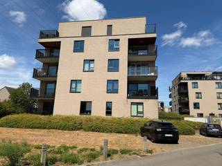 Appartement gelegen in rustige nieuwbouwwijk, op wandelafstand van de tramhalte, nabij winkels, scholen, ... Het appartement is gelegen op de tweede verdieping en heeft volgende indeling: inkomhal, toilet, wasplaats/berging, lichtrijke woonkamer met zonnig terras, eetplaats, geïnstalleerde keuken met ontbijthoek, toestellen (oven, frigo, diepvriezer, vaatwasser, kookplaat, dampkap). Verder zijn er nog twee slaapkamers en een badkamer met ligbad/douche + lavabo meubel. In de ondergrondse verdieping hoort er nog een privatieve kelder en privatieve autostaanplaats bij. Uitstekende EPC score, laag energieverbruik! Startdatum contract tussen 01/09 en 31/10. Huurprijs 930 euro/maand (incl. autostaanplaats) + 50 euro/maand gemeenschappelijke kosten. Geschikt voor een koppel of alleenstaande. Lift aanwezig in het gebouw + rolstoellift aan ingang.