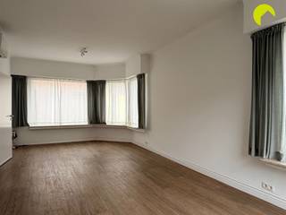 Nabij het centrum Kontich, vinden we deze volledig gerenoveerde halfopen bebouwing met 3 slaapkamers, zonnige tuin en garage!Met openbaar vervoer,...