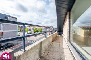Te koop in Westende: Dorp, stijlvol 2-slaapkamerappartement met zonnig terras ☀️
Droomt u van een eigen plekje aan zee? Dit lichtrijke en instapklare appartement in Westende biedt alles voor comfortabel wonen of zorgeloos genieten aan de kust. Wat mag u verwachten?
• Ruime leefruimte met veel lichtinval en toegang tot het zuid-oost gericht terras, elektriciteit conform.
• Moderne open keuken, volledig ingericht
• 2 volwaardige slaapkamers
• Badkamer met dubbele lavabo en ligbad
• Apart toilet
• Inkomhal met praktische maatkasten
Gelegen op wandelafstand van het strand, winkels, restaurants en openbaar vervoer.
Extra pluspunten:
✓ Lage syndickosten
✓ Geen lift, dus lagere vaste kosten
✓ Ideaal als vaste woonst, tweede verblijf of investering.
Een appartement waar licht, comfort en ligging perfect samenkomen.
Interesse? Neem contact op voor meer info of een bezichtiging. 0471 10 63 68