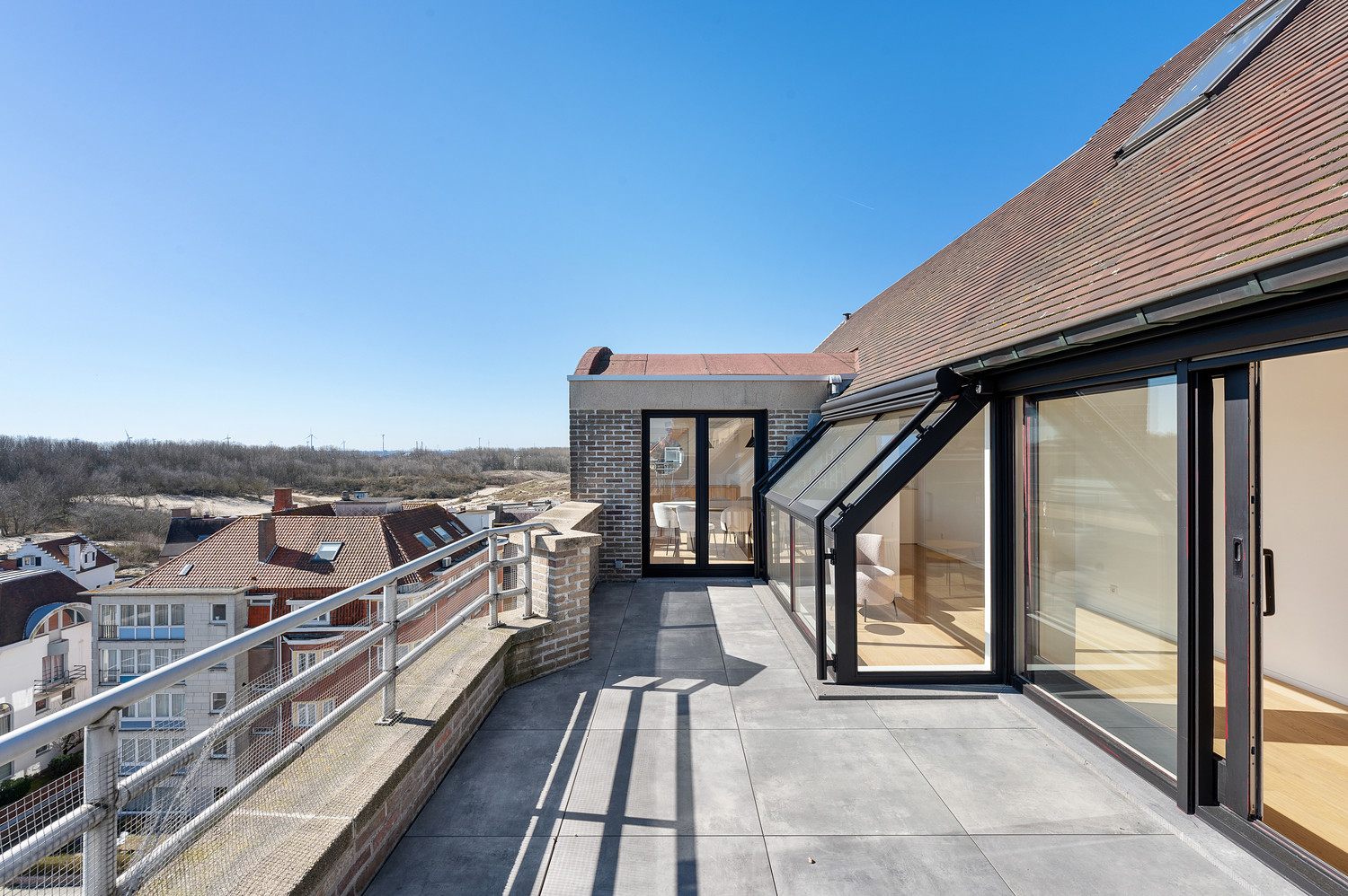 Uitzonderlijk duplex appartement met 4 slaapkamers en groot terras net achter de Zeedijk in Duinbergen - photo 1