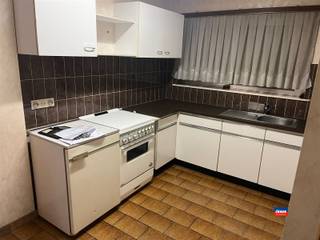<p><span>HEMIKSEM | TWEE HANDELSHUIZEN GELEGEN OP DE VERBINDINGSAS ANTWERPEN - BOOM | TOTALE GRONDOPPERVLAKTE 207m² |</span></p><p><span>Kenmerken : </span></p><p><span>- Bouwjaar 1983 </span></p><p><span>- Degelijke betonconstructies</span></p><p><span>- Ruime garage achteraan (nr. 29)</span></p><p><span>- Huisnummer 27 momenteel verhuurd aan 830 EUR per maand</span></p><p><span>- Hoekligging !</span></p><p><span>- Algemene staat : Te renoveren</span></p><p><span> </span></p>