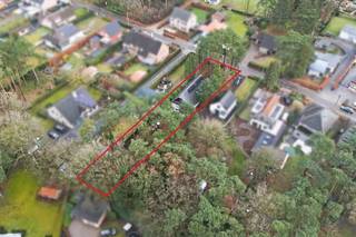<p>Te koop: instapklare open bebouwing in een bosrijke en rustige omgeving in Tremelo, met EPC A-label.</p><p> </p><p>Deze moderne woning ligt aan de Guldensporenlaan en biedt een perfecte combinatie van comfort en energiezuinigheid. De groene, landelijke omgeving zorgt voor een serene woonervaring, terwijl de woning zelf volledig instapklaar is. Dankzij het uitstekende EPC A-label geniet je van lage energiekosten en een duurzame leefstijl. Daarnaast werd de woning in 2019 volledig nieuw opgetrokken in ecologische houtskeletbouw en voorzien van kwalitatieve bouwmaterialen waaronder groenbestendige kurkgevel, verdoken hemelafwatering en strak aluminium dakgoten, deze materialen zorgen voor een minimaal aan onderhoud. De ruime tuin vormt een ideale plek om te ontspannen of te genieten van buitenactiviteiten.</p><p> </p><p>Belangrijkste ruimtes:</p><p>• Ruime woonkamer met Truevision gashaard en veel lichtinval</p><p>• Eetkamer aansluitend op de woonkamer en keuken</p><p>• Moderne keuken met dubbele spoelbak, koelkast, combi-ovens/stoomoven, inductiekookplaat, bordenwarmers en ingemaakte kasten</p><p>• Inkomhal met ingemaakte kasten</p><p>• 4 slaapkamers, waarvan één met dressing en ruim terras in Irokohout</p><p>• 2 badkamers: één met inloopdouche, toilet en dubbele marmer wastafel in meubel; één met douche, wellnessbad en dubbele wastafel</p><p>• Zolder voor extra opbergruimte</p><p>• Ruime tuin in groene omgeving</p><p> </p><p>Troeven:</p><p>• Bosrijke en rustige ligging</p><p><span>• Intelligente woning voor verlichting, verwarming en andere zaken</span></p><p>• Energiezuinige woning met EPC A-label</p><p><span></span></p>