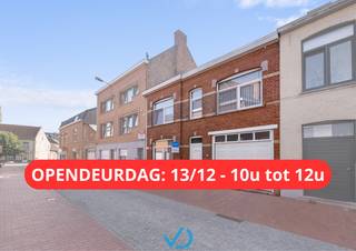 - OPENDEURDAG: zaterdag 13/12/2025 van 10u tot 12u -<br /><br />In de Goudenhoofdstraat, in het hart van Poperinge, vinden we deze verzorgde en instapklare stadswoning terug. Dankzij de uitstekende ligging bevindt alles zich op wandelafstand: scholen, winkels, openbaar vervoer en andere voorzieningen bereik je binnen vijf minuten.<br /><br />We betreden de woning via de inkomhal en komen meteen in de ruime leefruimte terecht, die naadloos overgaat in de volledig uitgeruste keuken met een aangenaam zicht op de gezellige koer. Verder vinden we op het gelijkvloers nog een gang met toegang tot de garage met automatische poort, diverse opbergruimtes en een gastentoilet.<br /><br />Op de eerste verdieping bevinden zich twee volwaardige slaapkamers en een comfortabele badkamer, voorzien van een ligbad met douchescherm, dubbele wastafel, toilet en bidet. De vaste trap brengt ons tot slot naar een derde slaapkamer of polyvalente zolderruimte.<br /><br />De woning is volledig instapklaar en goed onderhouden, dit resulteert in een EPC-label D (geen renovatieverplichting) en een conforme elektrische keuring. Momenteel is de woning verhuurd, wat hem ook interessant maakt als investering.<br /><br />Ben je op zoek naar een eerste woning of een rendabele investering in het centrum van Poperinge? Contacteer ons vandaag nog en ontdek zelf de troeven van deze eigendom!