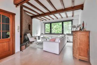 Deze charmante en instapklare gezinswoning combineert ruimte, comfort en een praktische indeling. Bij het betreden van de woning kom je in een verzorgde inkomhal die toegang biedt tot de lichtrijke leefruimte. Aansluitend bevindt zich de volledig uitgeruste keuken met eetplaats, die uitkijkt op de gezellige tuin.<br />Op de eerste verdieping bevinden zich twee ruime slaapkamers en een verzorgde badkamer. Dankzij de royale oppervlakte is er bovendien de mogelijkheid om een derde slaapkamer, bureau of hobbyruimte te creëren. Verder beschikt de woning over een kelder, een zolder en een inpandige garage met extra bergruimte.<br />De onderhoudsvriendelijke tuin biedt voldoende privacy en is de ideale plek om te genieten van zonnige dagen of gezellige momenten met familie en vrienden.<br />De woning werd doorheen de jaren uitstekend onderhouden en beschikt over tal van recente upgrades. Zo werd het dak gerenoveerd in januari 2025, zijn alle ramen voorzien van elektrische rolluiken voor extra comfort en gebruiksgemak, en zijn er 8 zonnepanelen geïnstalleerd die bijdragen aan een lagere energiefactuur en een duurzamere woning. Dankzij deze investeringen geniet je van een aangenaam wooncomfort en een gunstige energiescore.<br />Gelegen aan het rustige Leonard Gorisplein in Schoten, bevindt de woning zich in een groene en kindvriendelijke buurt, op korte afstand van scholen, winkels, openbaar vervoer en belangrijke invalswegen. Hierdoor vormt deze woning de ideale uitvalsbasis voor gezinnen en iedereen die rustig wil wonen met alle voorzieningen binnen handbereik.