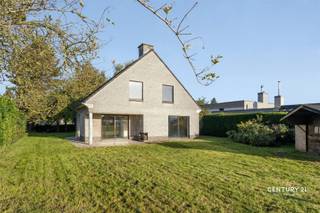 DISCOVERY DAY: Zat. 24/10 van 10u - 12u.Kom als eerste deze woning ontdekken!www.doorniksesteenweg398.beIn het landelijke Bossuit, aan het toeristische wandel- en fietsknooppunt bij het sluis en gelegen vlakbij de Scheldeoevers, zijn we verheugd om deze kloek gebouwde, op te frissen villa te kunnen voorstellen. Voor wie de woning in ere hersteld, wacht een ruime woning met grote kamers en bovenal een leefruimte met een magisch landelijk uitzicht richting de Scheldeboorden. Via de grote inkomhal, worden alle ruimtes bediend. Je kan enerzijds naar de grote keukenruimte, anderzijds naar de zonnige leefruimte met schuiframen die contact met de tuin maximaal maken. De gezellige haard aan binnen- en buitenzijde van de woning getuigen van de sfeer die je hier kan maken. De garage en wasplaats vervolledigen samen met het aparte toilet de gelijkvloerse verdieping. De bovenverdieping telt 3 grote slaapkamers, een badkamer met bad, wastafel en toilet, en een technische berging. De tuin is reeds voorzien van mooie volwassen exemplaren aan bomen. Het uitzicht, wel, dat kom je best zelf ontdekken, want dat is simpelweg subliem!