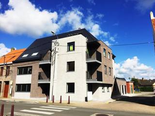<p>Ce bel appartement est situé au premier étage d'une résidence moderne sur la Zandvoordsestraat à Oudenburg. Avec une surface habitable qui invite à un style de vie confortable, ce bien représente la base idéale pour quiconque recherche confort et commodité. L'appartement, construit en 2016, reflète une architecture contemporaine et une fonctionnalité, parfaite tant pour une résidence permanente que pour un investissement. Vous êtes ici à proximité des commodités locales, ce qui signifie que tout ce dont vous avez besoin est à portée de main.</p>
<p>Avec une chambre spacieuse, cet appartement est parfaitement agencé pour créer une atmosphère chaleureuse et accueillante. Les espaces lumineux sont invitants et vous vous y sentirez rapidement chez vous. Cet appartement clé en main offre toutes les possibilités pour une vie confortable sans rénovations ni ajustements. Vous cherchez un endroit à la fois élégant et offrant un haut niveau de confort de vie ? Alors cet appartement sur la Zandvoordsestraat est certainement une recommandation à considérer.<br /><br />Agencement :<br />- Séjour lumineux et salle à manger<br />- Terrasse orientée au sud avec vue sur l'arrière-pays<br />- Cuisine ouverte équipée de tous les appareils électroménagers nécessaires tels que réfrigérateur, congélateur, lave-vaisselle...<br />- Grande chambre<br />- Salle de bains avec douche à l'italienne et meuble lavabo<br /><br />Coûts fixes mensuels : 60 €<br />local à vélos dans l'immeuble<br /> </p>