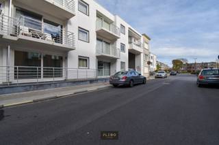 Dit perfect onderhouden appartement bevindt zich in een recente residentie, gelegen vlakbij het commerciële centrum en de Zeedijk van Blankenberge.We...