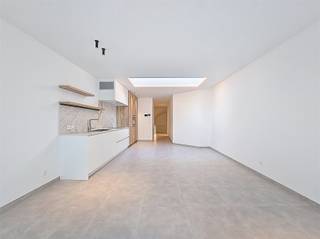 BEZOEK? Bel 09/225.00.78Ontdek dit exclusieve duplex nieuwbouwappartement, ideaal gelegen in het hart van de stad. Deze stijlvolle woonst combineert...