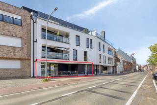 Op zoek naar een zeer centraal gelegen kantoorruimte, een ruimte voor een vrij beroep of een andere zeer rustige activiteit, met zeer veel visibiliteit en gratis parking voor de deur? Bezoek dan deze opportuniteit.
Tot op heden werd zij uitgebaat als tandartspraktijk. Alle nutsvoorzieningen zijn aanwezig: in twee ruimten is er water toe- en afvoer, samen met elektriciteit in de vloer. Het geheel is als volgt opgedeeld: inkomhal/ontvangstruimte, toilet, wachtzaal, 2 praktijkruimten, een doucheruimte en een kitchenette. De ruimten zijn voorzien van vloerverwarming, de praktijkruimten beschikken bijkomend over airco. De totaliteit beschikt over een hedendaags verluchtingssysteem. In de prijs zit tevens een autostaanplaats vervat op de min één verdieping en twee kelderbergingen. Mochten deze bergingen onvoldoende zijn, zijn er bijkomend nog 2 beschikbaar tegen de prijs van 4.000€/stuk. Interesse in deze zeer gunstig gelegen aanbieding? Aarzel dan zeker en vast niet ons te contacteren voor een bezoek via kurt@immoaccenta.be