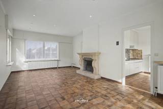 In een rustige doodlopende straat in Haasdonk bevindt zich deze open bebouwing op een mooi perceel met veel privacy. Dankzij de combinatie van ruimte, een gunstige EPC-score en een uitstekende ligging nabij het centrum en de E17 vormt deze woning een ideale thuisbasis voor gezinnen.<br /><br />Bij het binnenkomen word je verwelkomd in een inkomhal met vestiaire en gastentoilet. Van hieruit bereik je de gezellige leefruimte, met open haard. Hier zorgen de grote raampartijen voor veel natuurlijke lichtinval en een mooi zicht op de tuin. Aansluitend bevindt zich de keuken, die voldoende ruimte biedt en ook zicht op de tuin.<br /><br />Verder beschikt het gelijkvloers over een inpandige garage met extra bergruimte.<br /><br />Op de verdieping bevinden zich vier ruime slaapkamers en een badkamer uitgerust met ligbad, dubbele lavabo en toilet. Via een uitschuifbare trap bereik je de praktische zolderruimte.<br />Buiten geniet je van een ruime verzorgde tuin. De twee terrassen zorgen ervoor dat je op elk moment van de dag een aangename plek in de zon of schaduw vindt. Daarnaast is er nog een tuinhuis aanwezig.<br /><br />Extra troeven:<br />-	EPC C – geen renovatieplicht<br />-	Open bebouwing in kindvriendelijke woonwijk<br />-	4 ruime slaapkamers<br />-	Inpandige garage<br />-	Buitenmuren geïsoleerd<br />-	Aluminium ramen met hoogrendementsglas<br />-	Twee terrassen en ruim tuinhuis<br />-	Vlotte verbinding naar E17, Antwerpen en Gent<br /><br />Een woning met sterke basis, veel ruimte en een uitstekende ligging voor wie rustig wil wonen zonder in te boeten op bereikbaarheid.<br /><br />Interesse? Contacteer ons via 052 46 38 03 voor meer informatie of een bezoek.<br />
