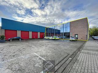 <u><strong>Benaderende OPPERVLAKTEN:</strong></u><br />Kantoor/showroom: 1.422m²<br />10-tal parkeerplaatsen<br /><br /><strong><u>INDELING:</u></strong><br /><u><strong>Kantoor/showroom:</strong></u><br />Onthaal - burelen - landschapsburelen - vergaderruimtes - kleedruimtes - serverlokaal - technische ruimte - archief - sanitair (toiletten, douche) -... <br /><br /><u><strong>AFWERKING:</strong></u><br /><u><strong>Kantoor:</strong></u> keramische vloeren - vast tapijt - tegelplafonds met airco en ventilatie - centrale verwarming - rookmelders - datavoorzieningen.<br /><br /><u><strong>NUTSVOORZIENINGEN:</strong></u><br />Elektriciteit (gescheiden kantoor/magazijn) 3 x 400V+N - gas - water -regenwater - ventilatie - internet/wifi - airco units - riolering.<br /><br /><u><strong>LIGGING:</strong></u><br />Op 3,5km van op-en afrit E403/A17.  Op 100m van de Kop van De Vaart.<br />Vlakbij centrum Roeselare (in nabijheid van winkels, restaurants, bakkerij, beenhouwerij etc.)<br /><br /><strong><u>* Bijzonderheden:</u></strong><br />- Prijzen per maand excl. lasten en onroerende voorheffing.<br />- Afsluitbaar met een 4-delige schuifpoort vooraan.<br />- Onze referentie op<strong> www.centro.be</strong>: <strong>P0427-D7k</strong> of contacteer ons via <strong>050700102</strong>.<br /><br /><strong>CENTRO | BEDRIJFSVASTGOED  </strong>is reeds 23 jaar<u> gespecialiseerd in de bemiddeling van commercieel- en bedrijfsvastgoed </u>in West- en Oost Vlaanderen.<br /><strong>Wilt u ook weten hoeveel uw bedrijfsgebouw waard is?</strong><br />Contacteer ons vrijblijvend voor een marktconforme waardebepaling van uw pand. 