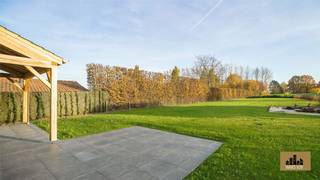Op zoek naar een ruime, hedendaagse woning waar comfort, kwaliteit en energiezuinig wonen samenkomen? Deze moderne villa uit 2019 beschikt over een bewoonbare oppervlakte van 299 m² en is gelegen op een mooi perceel van 15 are 33 centiare. Dankzij de hoogwaardige afwerking, de doordachte indeling en het gunstige EPC-label B (119 kWh/m²) is dit een instapklare gezinswoning die klaar is voor de toekomst.<br /><br />De woning bevindt zich in een rustige, residentiële omgeving, terwijl alle dagelijkse voorzieningen zich op korte afstand bevinden. Winkels, scholen, openbaar vervoer en het centrum van Alken zijn vlot bereikbaar. Ook de verbindingen naar Hasselt, Sint-Truiden en de E313 zorgen voor een uitstekende mobiliteit.<br /><br /><strong>Indeling</strong><br /><br />Bij het betreden van de woning komt u in een ruime inkomhal met gastentoilet. Van daaruit bereikt u de volledig ingerichte leefkeuken met gezellige eetplaats, die naadloos aansluit op de lichtrijke leefruimte. De woonkamer biedt een aangename leefomgeving en wordt aangevuld met een afzonderlijk bureau, ideaal voor wie regelmatig van thuis uit werkt.<br />Daarnaast beschikt het gelijkvloers over een praktische berging. Er zijn bovendien reeds water- en afvoeraansluitingen voorzien, waardoor eenvoudig een extra badkamer kan worden ingericht. In combinatie met de bestaande bureauruimte kan zonder grote verbouwingswerken een slaapkamer met badkamer op het gelijkvloers worden gerealiseerd. Hierdoor leent de woning zich perfect tot levenslang en comfortabel wonen.<br />De eerste verdieping omvat drie ruime slaapkamers, twee volledig uitgeruste badkamers en een apart toilet. De master bedroom beschikt over een royale dressing en een ensuite badkamer met ligbad, inloopdouche, dubbele wastafel en toilet. De tweede badkamer is uitgerust met een douche en dubbele wastafel en biedt alle comfort voor de overige slaapkamers.<br /><br /><strong>Buitenruimte</strong><br /><br />De aangelegde tuin vormt een heerlijke plek om te ontspannen en sluit aan op een ruim overdekt terras waar u in alle seizoenen van het buitenleven kunt genieten. Verder is er een praktisch tuinhuis aanwezig. De woning beschikt niet over een kelder.<br /><br /><strong>Afwerking</strong><br /><br />Doorheen de volledige woning werd gekozen voor kwalitatieve en duurzame materialen. Op het gelijkvloers zorgen getrommelde travertintegels in de inkomhal, keuken, eetruimte, berging en het gastentoilet voor een tijdloze uitstraling. De woonkamer en bureauruimte zijn afgewerkt met een elegante parketvloer, terwijl de trap werd uitgevoerd in natuursteen.<br />Ook op de verdieping werd dezelfde kwaliteitslijn doorgetrokken. De slaapkamers, dressing, nachthal en het afzonderlijke toilet zijn voorzien van parket, terwijl de badkamers stijlvol werden afgewerkt met travertintegels.<br />De keuken is volledig uitgerust met alle hedendaagse comfort, waaronder een koelkast, diepvriezer, combi-oven, vitrokeramische kookplaat en dampkap. Dankzij de geïntegreerde eetruimte vormt ze een gezellige ontmoetingsplaats voor het hele gezin.<br />Deze villa biedt een unieke combinatie van ruimte, wooncomfort, kwalitatieve afwerking en energiezuinigheid. De flexibele indeling, met de mogelijkheid om gelijkvloers te wonen, maakt deze eigendom bovendien bijzonder toekomstgericht en geschikt voor uiteenlopende woonbehoeften.