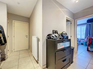 <p><i><strong>Gezellig tweekamer appartement met ruim terras, rustig gelegen in het landelijke Oudegem.</strong></i></p><p>Ontdek dit net en vrijwel instapklaar ruim appartement , in de residentie "Hofstede, Hof ten Bos" met een vlotte verbinding naar Dendermonde - Aalst | Mechelen - Gent.</p><p>Dit lichtrijk appartement op de eerste verdieping omvat een inkomhal/nachthal, een apart toilet, ruime woonkamer met open keuken met een naastgelegen praktische berging.<br />Verder is er de badkamer met douche en badmeubel, een riante slaapkamer (master) en tweede volwaardige kamer.<br />Vanuit de woonkamer is er toegang naar het <i><strong>ruim en zuidgericht terras</strong>.</i></p><p>De <i><strong>aanwezigheid van een lif</strong>t</i> biedt een bijkomend comfort , de centrale verwarming op gas en een gunstige<i> EPC score van 115Kwh/m² </i>(label B ) , zorgen voor beperkt verbruik.<br />Een comfortabel en onderhoudsvriendelijk ruim appartement, met groenzicht en rustige ligging op slechts enkele voetstappen van de wandel- & fietsdijk langsheen de Dender.</p><p>Residentie "Hofstede, Hof ten bos" is<i><strong> zorgeloos en rustig </strong></i>wonen in een landelijke omgeving.</p><p>De troeven : <u>EPC label B</u><strong> |<u> </u></strong><u>vrijwel instapklaar</u> |<u> ruim terras</u><strong> |</strong> <u>2 kamers</u><strong><u> </u>| </strong><u>garage beschikbaar</u> <strong> |<u> </u></strong><u>lift</u></p><p>Beschikbaar vanaf <u>1 oktober 2026</u>, huur 790€ + 60€ garage + gemeenschappelijke kost 50€ per maand .</p><p><strong>Bezoekmoment </strong>voorzien op <i><strong>vrijdag 18 september </strong></i>van<i><strong> 19u-20u enkel op afspraak!</strong></i></p><p>Voor meer info contact of afspraak online info@rented.be | 078 482000 | www.rented.be</p>