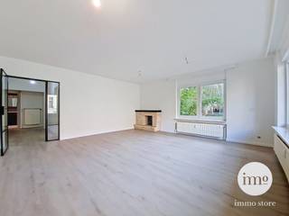 <p>Immo Store presenteert dit charmante, volledig gerenoveerde gelijkvloerse appartement met 3 slaapkamers, gelegen in een aangename straat in Evere. De lichtrijke woonkamer en keuken genieten dankzij de twee gevels van een aangename natuurlijke lichtinval. Een stijlvolle glazen stalen deur vormt een mooie verbinding met de 3 ruime slaapkamers en een moderne badkamer met dubbele lavabo en ruime inloopdouche. Extra troeven zijn het aparte toilet, de afzonderlijke wasruimte, een praktische berging op dezelfde verdieping, dubbele beglazing en rolluiken. Een instapklaar appartement met ruimte en licht, vlak bij winkels, scholen en openbaar vervoer, met een vlotte verbinding naar de Europese wijk, Reyers en de luchthaven. Grijp deze unieke IMMO STORE-kans en plan vandaag nog uw bezoek! Bel ons op 02/203.03.03 of stuur een mail naar info@immo-store.be!</p>