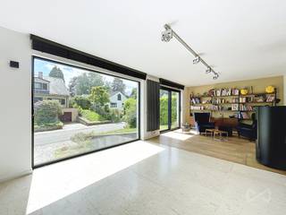 Overijse – Ideaal gelegen villa in de rustige en residentiële Marnixwijk. Deze charmante woning is als volgt ingedeeld: Gelijkvloers: ruime inkomhal van ± 19 m² met vestiaire en toilet, garage van ± 35 m² met elektrische poort en wasruimte. Eerste verdieping: hal van ± 17 m² met een tweede toilet, aangename en lichtrijke woonkamer van ± 47 m² met pelletkachel, een eetruimte van ± 21 m² met toegang tot het terras en de open keuken van ± 10 m², een bureauruimte/ slaapkamer van ± 16 m² met zicht en toegang tot de tuin. Tweede verdieping: prachtige nachthal van ± 13 m², badkamer van ± 8 m² met lavabo, bad en douche, apart toilet en 4 slaapkamers van ± 10 m², ± 11 m², ± 15² en ± 19 m² waarvan één met oostgericht balkon en eigen douchekamer. Een unieke kans voor wie op zoek is naar ruimte, licht en een uitstekende ligging. Bijkomende informatie huurcontract van maximaal één jaar (beschikbaar van 1 september 2026 tot 31 augustus 2027 – data licht flexibel) – Gemeubelde verhuur - maandelijkse provisie : €106 elektriciteit / €200 verwarming / €112 water / €80 tv/internet – EPC B – 199 kWh/m²/jaar, 28 zonnepanelen, laadpaal, conforme elektrische installatie en waterverzachter. Meer informatie of een bezoek? Contacteer WE INVEST OVERIJSE op 02/455.20.35 of via e-mail overijse@weinvest.be! Niet-contractuele advertentie, onder voorbehoud van wijzigingen. Oppervlaktes ter indicatie.