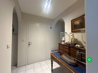 Ontdek dit aangename gelijkvloers appartement in het centrum van Koekelare, op wandelafstand van winkels, scholen en openbaar vervoer.<br /><br />Het appartement bestaat uit een lichtrijke living met aansluitende praktische keuken, een inkomhal met afzonderlijk toilet, berging, badkamer en twee comfortabele slaapkamers. Bovendien beschikt het pand over een extra ondergrondse berging, ideaal voor extra opslagruimte.<br /><br /><br />Direct vrij. Huurprijs 675 €/mnd (exclusief 50 €/mnd syndickosten).