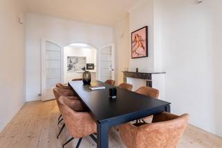 Te huur: gerenoveerd appartement met karaktervolle afwerking in Antwerpen-ZuidOp de tweede verdieping bevindt zich dit stijlvol vernieuwde...