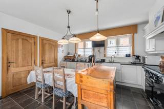 Op deze centrale ligging nabij het centrum van Maldegem vinden we deze gezellige gezinswoning terug. De woning werd in de afgelopen jaren zeer grondig gerenoveerd. <br />In de nabije omgeving geniet u van winkels, scholen, openbaar vervoer, ... op fietsafstand alsook een vlotte verbinding richting binnenland of de kust. <br /><br />De woning is ingedeeld als volgt: <br />Gelijkvloers: je komt binnen in de inkomhal die eveneens voorzien is van gastentoilet. Vervolgens komen we in de 1e keuken, deze is voorzien van een gasfornuis, dampkap, koelkast, spoelzone, arduin werkblad en berging. Aansluitend is er de gezellige zithoek, voorzien van houtkachel. Als we door gaan komen we in de 2e keuken, deze is voorzien van heel wat kastruimte, spoelzone en alle verdere aansluitingen zijn voorzien. Tot slot is er de gelijkvloerse badkamer met ruime inloopdouche en toilet, die eveneens dienst doet als wasplaats. <br />Verder is er een gelijkvloerse kamer die dienst kan doen als bureauruimte of slaapkamer waardoor volledig gelijkvloers wonen mogelijk wordt. <br /><br />Op de eerste verdieping hebben we 3 slaapkamers waarvan 1 open is tot in de nok. Verder is er nog een 2e badkamer, deze is voorzien van ligbad, toilet en lavabo. <br /><br />Buitenaanleg: onderhoudsvriendelijke tuin waar het zeer snel genieten is van het zonnetje, er is een nieuw terras alsook nieuwe paden voorzien. Verder kan er nog zelf gekozen worden om het gras in te zaaien of om met kunstgras te werken. Tot slot is er nog de carport en de afgesloten garage. De garage biedt aansluitend nog een tuinhuis/werkplaats. <br /><br />Interessant om te weten: <br />- Zonnepanelen <br />- Thuisbatterij <br />- Vernieuwde centrale verwarming (leidingen incl.) <br />- Isolerende beglazing<br />- Regenwaterput <br />- Volledig nieuwe vloeren - blauwsteen alsook keramische tegels<br />- Nieuwe sanitaire leidingen, verwarming en elektriciteit <br />- Nieuwe radiatoren <br />- Nieuwe keukens en badkamer <br /><br />Met andere woorden, deze woning is klaar voor de toekomst.<br /><br />Contacteer Bonne Vastgoed 7 op 7 voor meer info of bezoek via 050/73.73.73 of info@bonnevastgoed.be