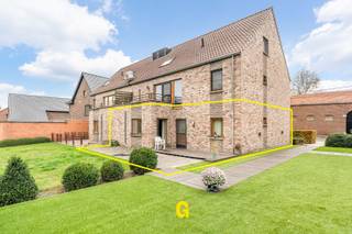 Dit gelijkvloersappartement met een bewoonbare oppervlakte van 105 m² en een ruim terras, uitgevend op de tuin, bevindt zich in een nette en verzorgde residentie langs de Onderstraat te Werm.<br /><br />In deze landelijke en rustige deelgemeente van het pas gefusioneerde Bilzen-Hoeselt is het aangenaam wonen, op slechts een vijftal minuten van het centrum van Hoeselt. Het centrum van Bilzen ligt op ongeveer vier kilometer en Tongeren op een zestal kilometer. Met de oprit van de E313 op een drietal kilometer zijn omliggende steden zoals Hasselt vlot bereikbaar. Liefhebbers van wandelen en fietsen vinden in de buurt tal van mooie verkavelingswegen tussen de omliggende velden.<br /><br />Dankzij de ligging op de gelijkvloerse verdieping, vlakbij de inkomhal, en de aangepaste inrichting van de badkamer is dit appartement tevens uiterst geschikt voor minder mobiele mensen.<br />De leefruimte, keuken en het terras bevinden zich aan de achterzijde van het gebouw, met zicht op en toegang tot de gemeenschappelijke tuin, ideaal voor spelende (klein)kinderen of voor wie graag buiten zit. Dit deel van de tuin is enkel gelegen achter dit appartement en het naastgelegen appartement, waardoor men hier vooral de lusten van zal kunnen ervaren, zonder hinder van anderen.<br /><br />INDELING/OMSCHRIJVING<br /><br />-Inkomhal met gastentoilet<br />-Ruime leefruimte (33 m²) met zit- en eetplaats, gericht op de achterliggende gemeenschappelijke tuin<br />-Aparte keuken met aanpalende bergruimte en toegang tot het terras<br />-Ruim, recent vernieuwd terras met nette vloerbekleding<br />-Nachthal met ruimte voor een wandkast<br />-Twee slaapkamers<br />-Badkamer met inloopdouche en meubel, vakkundig ingericht voor minder mobiele personen<br /><br />Inbegrepen in dit aanbod zijn bovendien een ruime individueel afsluitbare garage en een praktische berging in de kelderverdieping, ook bereikbaar via trap en lift. <br /><br />Enkele gunstige kenmerken samengevat:<br />-Rolstoelvriendelijk<br />-EPC: 192 kWh/m² jaar – label B<br />-CV op aardgas – condenserende hoogrendementsketel (2012)<br />-PVC-ramen met HR-glas<br />-105 m² bewoonbare oppervlakte (volgens EPC) – garage 19,14 m² – berging 7,41 m²<br />-Asbestvrij<br /><br />Dit appartement kan een mooi aanbod zijn voor wie op zoek is naar een betaalbaar en degelijk gelijkvloers appartement met ruim terras, zicht op groen, garage en berging, in een nette en rustige residentie.<br />Daarnaast zal dit eigendom zeker voldoende aantrekkingskracht hebben op de huurmarkt, waar het uitstekend in aanmerking komt voor een brede doelgroep kandidaat-huurders, ook oudere huurders.<br />Mogelijkheid tot doorgedreven verhuurbegeleiding met rentmeesterschapsdiensten via ons kantoor.