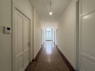 In het hart van Gent, verscholen in de charmante Boeksteeg en toch pal aan de bruisende Veldstraat, bevindt zich dit uitzonderlijke huurpand op een werkelijk unieke locatie. Hier geniet u van de perfecte combinatie van rust en levendigheid: een discrete toegang via de rustige steeg, terwijl alle winkels, horecazaken en voorzieningen van de Gentse binnenstad zich letterlijk om de hoek bevinden. Bovendien geniet u van prachtige zichten over de Veldstraat en vormt het indrukwekkende dakterras met een panoramisch 360°-uitzicht over heel Gent zonder twijfel een absolute meerwaarde die zelden op de huurmarkt wordt aangeboden.<br /><br />Dit gigantische duplexappartement is gelegen boven de winkel WE in de Veldstraat en is bereikbaar via de rustige Boeksteeg. Via de lift of trap bereikt u de derde verdieping, waar een royale inkomhal toegang biedt tot een bijzonder ruime leefruimte. De volledig ingerichte keuken beschikt over twee combi-microgolfovens, een grote koelkast, een aparte diepvries, een vaatwasmachine en een keramisch fornuis. Aansluitend bevindt zich een praktische keukenberging met aansluiting voor een wasmachine. Op deze verdieping vindt u eveneens een aparte bergruimte, een gastentoilet, een eerste volwaardige slaapkamer en een badkamer uitgerust met een dubbele lavabo en een inloopdouche. Op de vierde verdieping bevinden zich nog vier ruime slaapkamers, een identieke badkamer met dubbele lavabo en inloopdouche, een afzonderlijk toilet, een extra berging en een wasruimte. Als absolute kers op de taart wacht op de vijfde verdieping een fenomenaal dakterras met een adembenemend 360°-uitzicht over de Gentse skyline. <br /><br />Het appartement is onmiddellijk beschikbaar voor € 2.860 per maand, vermeerderd met € 90 gemeenschappelijke kosten (exclusief EGW). Er wordt gestart met een jaarcontract en domicilie is verplicht. Dankzij de royale oppervlakte is dit pand ideaal voor grote gezinnen of co-housers.<br /><br />Heeft dit unieke pand uw aandacht getrokken? Neem dan zeker contact op via 09 247 67 66 of mail naar gent@immofrancois.be voor meer informatie of een bezoek ter plaatse.<br /><br />