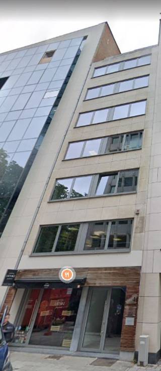 Bureaux à louer idéalement situés au coeur du quartier européen, à côté de la Rue de Loi, de la Place du Luxembourg et du Square de Meeus. Nombreuses facilités dans les environs immédiats (restaurants, commerces, fitness, bars, parking...).<br />Facilment accessible en transports en commun: bus, métro et train.<br />Espace de stockage disponible: 80 €/m²/an.