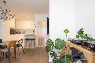 Stijlvol appartement met twee tot drie slaapkamers in wooncomplex Hippodroom vlak aan het vernieuwde Zuidpark! <br /><br />Het appartement werd in 2022 gerenoveerd met hoogwaardige materialen (Xinnix deuren, Quincalux deurgrepen, NEST smart thermostaat), is gelegen op de eerste verdieping, bereikbaar met de lift en heeft de volgende indeling.<br /><br />Via de inkomhal betreedt men de lichtrijke leefruimte met een volledig geïnstalleerde open keuken voorzien van een BORA inductie kookplaat met afzuiging, een Bosch combi-stoomoven, een XXL AEG vaatwasser en een SileStone kwartscomposiet werkblad.<br /><br />Via de hal bereikt men aan de achterzijde een eerste en tweede slaapkamer, momenteel opengetrokken tot één ruimte en ingericht als dressing (18m2), een derde slaapkamer (12m2) en een badkamer voorzien van een ligbad met douchefunctie en een dubbele lavabo. <br /><br />Verder op de hal een apart toilet en een berging voorzien van aansluitingen voor wasmachine en droogkast. <br /><br />Ten slotte is er nog een privatieve kelderberging en een gemeenschappelijke fietsenberging mee inbegrepen.<br /><br />Mogelijkheid om inpandige autostaanplaats bereikbaar met de lift te huren en directe toegang tot de Delhaize. <br /><br />Belangrijkste troeven:<br /><br />- Vlak aan het nieuwe Zuidpark<br />- Gebouwd in 1996 door Vooruitzicht<br />- Ontwerp van architect Marc Corbiau <br />- Gunstige EPC score van 108 (B-label)<br /><br />96m2 bewoonbare oppervlakte cfr EPC.<br /><br />Wenst u een bezoek of meer informatie? Dan kan u ons steeds contacteren via info@dvarealestate.be of via 03/297.00.00.