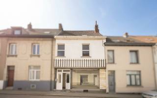 Située dans un quartier calme, à proximité du Centre et de toutes les commodités, cette maison mitoyenne avec espace commercial et hangar à...