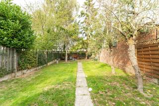 This spacious house with garden offers many possibilities and combines comfortable living with an additional commercial ground floor.The residential...