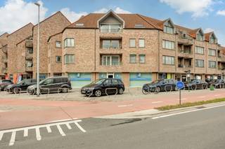 Verzorgd appartement op de eerste verdieping met drie slaapkamers, terrassen, garagebox en twee ondergrondse autostaanplaatsen, gelegen...