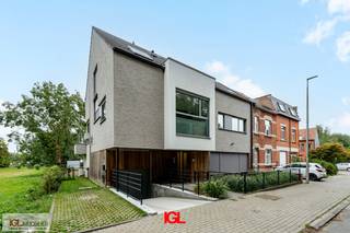 Immo Groot Leeuw stelt u dit nieuwbouwduplexappartement voor, rustig gelegen in een groene straat. Het duplex appartement bevindt zich op het gelijkvloers en bestaat uit een woonkamer met open, volledig uitgeruste keuken, een aparte berging met aansluitingen voor wasmachine en droogkast, en op de eerste verdieping een slaapkamer met douchekamer. Verder is er een ruim terras aanwezig en een ondergrondse staanplaats met kelder.<br /><br />De locatie is een echte troef, gelegen in een rustige straat maar toch nabij de Ninoofsesteenweg, waar u verschillende faciliteiten terugvindt zoals winkels (Carrefour, Delhaize) en openbaar vervoer (bus). Deze duplex is gelegen op een boogscheut van het hockey terrein, golf terrein en voetbal terrein van Dilbeek.<br /><br />Deze eigendom is de ideale keuze als starterswoning of als rendabele investering. Dankzij zijn recente bouw, comfort van een eigen parkeerplaats en goede ligging, hebt u alles binnen handbereik voor een aangename woonomgeving of een goede investering.<br /><br />Kortom: een ideaal appartement voor wie op zoek is naar comfort, rust en een centrale ligging. Aarzel niet om een bezoek aan te vragen en ontdek zelf de troeven van deze woning. Contacteer Immo Groot Leeuw via mail info@immogrootleeuw.be of via telefoon 02/378.04.44 voor meer informatie of voor een bezoek.