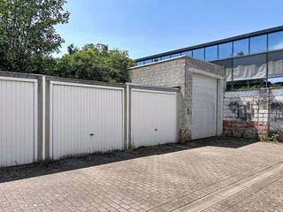 <p>Deze garagebox is gelegen te Elfjulistraat 93, box 10.<br />Toplocatie: rustige buurt, vlot bereikbaar.<br /><br />Ideaal voor omwonenden om zelf te gebruiken of als investering.<br />Inhoud: 72,11 m³ (5,9 m lang, 3,364 m breed, 3,633 m hoog).<br /><br />Prijs: 40.000 euro exclusief kosten.<br /><br />Voor meer info en/of bezoek bel Catherine Bourda op 0476/665521.</p>