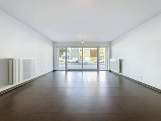 Appartement prêt à aménager au rez-de-chaussée, situé au calme mais au centre de la ville de Nieuport, à proximité du port de plaisance, du parc et...