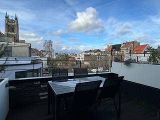 Lichtrijk en energiezuinig 2-slaapkamerappartement met terrassen in Antwerpen-Berchem<br /><br />Ontdek dit prachtig gerenoveerde en energiezuinige appartement gelegen in het hart van Oud-Berchem. Het appartement werd in 2020 volledig vernieuwd en afgewerkt volgens hedendaags comfort. Winkels, scholen, supermarkten en openbaar vervoer bevinden zich op wandelafstand. Ook het station Antwerpen-Berchem ligt op slechts 500 meter en dankzij de nabijgelegen invalswegen is er een uitstekende bereikbaarheid.<br /><br />GA NAAR WWW.DEBOERENPARTNERS.BE OM RECHTSTREEKS UW ONLINE AFSPRAAK IN TE PLANNEN<br /><br />Indeling:<br />Inkomhal, apart toilet met wastafel, ruime en lichtrijke leefruimte met aansluitend een volledig geïnstalleerde open keuken voorzien van inductiekookplaat, ingebouwde koelkast en diepvries, oven, microgolfoven en vaatwasser. Verder beschikt het appartement over een praktische berging met aansluiting voor wasmachine en droogkast.<br /><br />Het appartement telt twee slaapkamers, waarvan 1 voorzien van akoestische en verduisterende binnenluiken. De strak afgewerkte badkamer beschikt over een dubbele wastafel en een ruime inloopdouche.<br /><br />Daarnaast zijn er twee aangename terrassen, afgewerkt met plantenbakken en met een open en groen uitzicht.<br /><br />Bijzonderheden: <br />Volledig gerenoveerd in 2020<br />BEN-appartement<br />Vloerverwarming<br />Driedubbele beglazing<br />Zonneschermen<br />6 zonnepanelen<br />Twee terrassen<br />Gemeenschappelijke fietsenberging<br />Algemene kosten: €70 per maand voor onderhoud en gebruik van de gemeenschappelijke delen<br />Beschikbaar vanaf 01/12