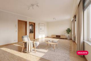 Bent u op zoek naar een energiezuinige thuis in het hart van Burcht? Dit ruime appartement in de Idsteinlaan biedt een uitstekende kans voor wie een woning wil kopen die direct klaar is voor gebruik. Gelegen in een zijstraat van de Pastoor Coplaan, bevindt u zich op een steenworp afstand van alle dagelijkse voorzieningen zoals winkels, scholen en vlot bereikbaar openbaar vervoer.Het appartement is door de jaren heen goed onderhouden en kan onmiddellijk bewoond worden, terwijl het tegelijkertijd de ruimte biedt om hier en daar een eigen accent toe te voegen. Voor wie een appartement wil kopen in de regio rond Antwerpen, is de strategische ligging van Burcht een absolute meerwaarde.Een grote troef, is de gunstige energetische score. Bovendien beschikt het appartement over een eigen garage. Indeling van het pand:- Ruime inkomhal/nachthal- Lichtrijke leefruimte - Keuken- Twee ruime slaapkamers- Handige berging met aansluiting voor wasmachine en droogkast- Apart gastentoilet- Badkamer met inloopdouche- Aangenaam terras- GarageWilt u zelf de troeven van dit appartement in Burcht ontdekken? Neem dan contact met ons op via Dewaele.com voor een bezichtiging van dit pand. Deze AI-visualisaties zijn bedoeld als inspiratie. Er werd geen rekening gehouden met technische specificaties, stedenbouwkundige voorschriften of de concrete mogelijkheden tot realisatie.Bestuursmaatregelen in het maatregelenregister: nee