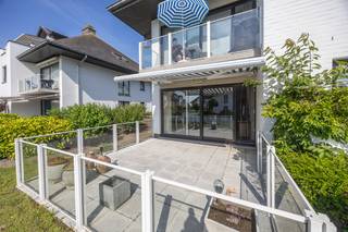 Ontdek dit <strong>uitzonderlijk lichtrijke gelijkvloers appartement</strong> in de stijlvolle <strong>Residentie Sint-Raphaël</strong>, gelegen in het gegeerde domein <strong>Golf Azûr (Warande 25)</strong>. Dankzij de <strong>rustige ligging op wandelafstand van het strand, het nieuwe casino, winkels, restaurants en openbaar vervoer</strong> geniet u hier van het beste wat Middelkerke te bieden heeft.<br /><br />Het appartement beschikt over een <strong>ruime en zonnige leefruimte</strong> met grote raampartijen die uitgeven op het <strong>zuidgerichte terras van ca. 10 m²</strong>. Hierdoor vloeien binnen- en buitenruimte naadloos in elkaar over en geniet u de hele dag van een aangename lichtinval.<br /><br />De <strong>volledig uitgeruste open keuken</strong> sluit perfect aan op de eetruimte en vormt het ideale decor voor gezellige momenten met familie en vrienden.<br /><br />Verder omvat het appartement <strong>twee volwaardige slaapkamers</strong>, een <strong>vernieuwde badkamer met inloopdouche en lavabo</strong>, een <strong>apart</strong> <strong>gastentoilet</strong> en een <strong>praktische berging met aansluiting voor een wasmachine.</strong><br /><br />Een extra troef is het <strong>zonnige, zuidgerichte terras,</strong> waar u in alle rust kunt genieten, beschut tegen de zeewind.<br /><br />Ook aan opbergruimte is geen gebrek dankzij de <strong>privatieve kelderberging en de ruime garagebox.</strong><br /><br /><u><strong>De garagebox dient verplicht mee aangekocht te worden aan € 55.000.</strong></u><br /><br />Bovendien worden <strong>alle meubels mee verkocht</strong>, waardoor het appartement <strong>volledig</strong> <strong>instapklaar</strong> is en onmiddellijk kan worden gebruikt als <strong>vaste woonst, tweede verblijf of investering.</strong><br /><br />Ook op energetisch vlak biedt deze eigendom interessante toekomstperspectieven. Binnen de residentie zijn werken gepland voor de <strong>isolatie van het dak en het plafond van de kelderverdieping</strong>, waardoor de <strong>EPC-score aanzienlijk zal verbeteren.</strong> In combinatie met de plaatsing van een <strong>warmtepomp</strong> is zelfs een <u><strong>EPC B</strong></u> haalbaar.<br /><br /><strong>Troeven:</strong>
<ul>
<li>Ruim gelijkvloers appartement</li>
<li>2 volwaardige slaapkamers</li>
<li>Zuidgericht terras van ca. 10 m²</li>
<li>Volledig gemeubeld en instapklaar</li>
<li>Privatieve kelderberging</li>
<li>Ruime garagebox (verplicht aan te kopen voor € 55.000)</li>
<li>Rustige topligging op wandelafstand van zee en centrum</li>
<li>Ideaal als vaste woonst, tweede verblijf of investering</li>
<li>Potentieel voor een sterke verbetering van de EPC-score</li>
</ul>
<br />Bent u op zoek naar een ruim, lichtrijk en instapklaar appartement op een toplocatie in Middelkerke? Contacteer ons vandaag nog voor een bezoek en ontdek zelf alle troeven van deze unieke eigendom.