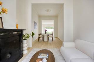 Meer info, plannen en documenten: www.bellesvastgoed.be/te-koop/deurne-plankenbergstraat-74<br /><br />Deze karaktervolle woning met 4 slaapkamers en zuidgerichte tuin bevindt zich op een uitstekende locatie vlak bij het Provinciaal Groendomein Rivierenhof in Deurne. Winkels, horeca, scholen, openbaar vervoer en belangrijke invalswegen bevinden zich allemaal binnen handbereik. Ook het centrum van Antwerpen bereik je in amper een kwartiertje met de fiets.<br /><br />De woning werd in 2026 volledig gerenoveerd, met aandacht voor hedendaags comfort en energiezuinigheid. Zo werd onder meer een nieuwe keuken en badkamer geplaatst, zijn de nieuwe ramen voorzien van hoogrendementsglas, werd zowat de volledige gebouwschil geïsoleerd en een warmtepomp (lucht/water) geïnstalleerd. Dit alles met een uitstekend EPC A tot gevolg.<br /><br />We betreden de woning via de statige inkomhal met gastentoilet. De leefruimte geniet dankzij de grote raampartijen en het extra hoge plafond van een aangename lichtinval en een ruimtelijk gevoel. Aansluitend bevindt zich de eetruimte, die naadloos overgaat in de ruime open keuken. Deze is uitgerust met verschillende ingebouwde toestellen, waaronder een oven, vaatwasser, inductiekookplaat, koelkast en vriezer. Vanuit de keuken heb je een mooi zicht op de zuidgerichte tuin.<br /><br />De onderhoudsvriendelijke tuin beschikt over een aangenaam terras en vormt dankzij de zuidelijke oriëntatie een heerlijke plek om van het buitenleven te genieten.<br /><br />Op de tussenverdieping bevindt zich de volledig vernieuwde badkamer, uitgerust met een ligbad, inloopdouche, wastafel en aansluiting voor de wasmachine. Daarnaast is er een apart toilet.<br /><br />Op de eerste verdieping bevinden zich 2 ruime slaapkamers van ca. 17 m² en 13,5 m². De tweede verdieping biedt nog 2 slaapkamers met dezelfde afmetingen. Boven deze verdieping bevindt zich bovendien nog een praktische bergzolder. De woning beschikt daarnaast over een kelder die zich onder bijna de volledige woning uitstrekt, ideaal als extra bergruimte.<br /><br />Tot binnenkort!