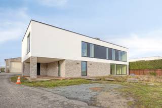 Nouvelle construction, villa hypermoderne et extrêmement économe en énergie (PEB A+ -43 !) avec pas moins de 5 chambres et un espace...