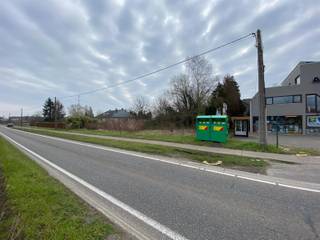 Centraal gelegen bouwgrond 1.440m² voor woning met kantoor-, vrij beroep of dienstverlening.Opp.: 1.440m²Breedte: 35,08mOriëntatie: ZOGelegen...