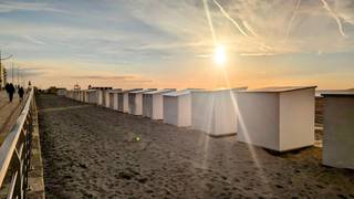 Ontdek dit charmante appartement, gelegen op een steenworp van de zee.Indeling:* Inkomhal* Gezellige, lichtrijke living met lateraal zeezicht* Open,...