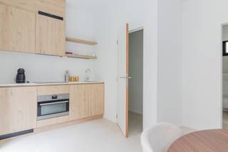 Vernieuwbouwappartment met aparte slaapkamer op AAA-locatie in het centrum van Leuven. <br /><br />Dit appartement is voorzien van hoogwaardige en duurzame materialen. <br />Indeling: inkomhal, apart toilet, berging met aansluiting voor wasmachine, leefruimte met open keuken (combi-oven, koelkast met vriesvak, kookplaat), aparte ruime slaapkamer en privatief terras en een en-suite badkamer voorzien van een lavabo met spiegelkast en douche.<br /><br />Het appartement is voorzien van meubels, verlichting en gordijnen. <br />Er is een ventilatiesysteem (type C+). Verwarming en koeling gebeurt via individuele warmtepompen (luch-lucht). <br /><br />Beschikbaar vanaf 1 september 2026. Huurprijs: 1275 Euro + 100 Euro gemeenschappelijke kost. <br />Ook mogelijk voor studenten. <br /><br />Wenst u graag een bezichting? mail naar linda@immogve.be of 016/56.56.14