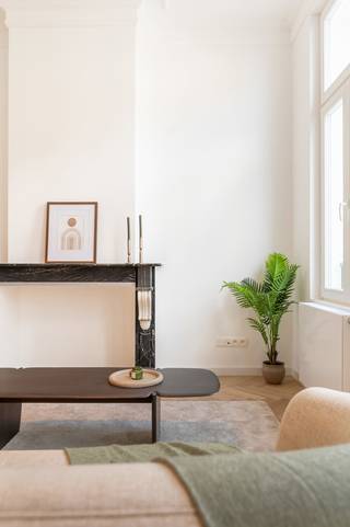 Ben je op zoek naar een trendy, instapklaar appartement op een toplocatie in Antwerpen? Dit recent gerenoveerde appartement ligt op de eerste verdieping van een gezellig, kleinschalig gebouw in de Nottebohmstraat. Gelegen om de hoek van de bruisende Dageraadplaats, woon je hier te midden van gezellige terrasjes, restaurants en de unieke sfeer van Zurenborg, terwijl je binnen geniet van rust en licht.<br /><br />Bij het binnenkomen valt meteen de indrukwekkende combinatie van moderne luxe en historische grandeur op. Dankzij de hoge plafonds, prachtige authentieke moulures en de grote raampartijen aan de straatzijde baadt de leefruimte in het natuurlijke daglicht. Het appartement ademt karakter dankzij twee prachtige authentieke marmeren schouwen. Vooraan bevindt zich de sfeervolle woonkamer en een eetplaats die naadloos aansluit op de gloednieuwe, volledig uitgeruste open keuken. Deze strakke keuken is hoogwaardig afgewerkt en voorzien van alle toestellen. Direct achter de leefruimte tref je de eerste volwaardige slaapkamer aan.<br /><br />Het appartement is verrassend ruim en slim ingedeeld. Via een charmant tussentrapje bereik je het achterste gedeelte van het appartement. Hier bevindt zich een handige bureauruimte, perfect voor wie regelmatig van thuis uit werkt. Verder herbergt dit gedeelte een apart toilet, een grote berging met alle aansluitingen voor een wasmachine en droogkast, en de tweede grote slaapkamer. De badkamer is uitgerust met een comfortabele inloopdouche, modern kraanwerk en een dubbel lavabomeubel. Het volledige appartement is bovendien voorzien van een schitterende, gloednieuwe visgraatparket die het geheel een warme uitstraling geeft. Als extra troef beschikt het appartement over een handige kelderberging voor extra opslagruimte.<br /><br />Zie jij jezelf al wonen op deze unieke droomlocatie in Antwerpen?<br />Maak snel een afspraak voor een bezichtiging via info@goose.be of bel naar 03 369 36 38.