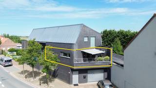 Op zoek naar een zorgeloze vastgoedinvestering met directe huuropbrengst?<br />Dit recent en energiezuinig appartement op de eerste verdieping, gelegen in het rustige Klemskerke (deelgemeente van De Haan), biedt alles wat een investeerder zoekt: stabiliteit, kwaliteit en rendement.<br /><br />Met een bewoonbare oppervlakte van 95 m², twee volwaardige slaapkamers en een ruim en zonnig terras van 10 m², vormt dit pand een solide en duurzame investering.<br />Het appartement is momenteel verhuurd, wat zorgt voor onmiddellijke inkomsten en een zorgeloos beheer vanaf de aankoop.<br /><br />De lichtrijke woonkamer met open keuken is volledig uitgerust met moderne toestellen (oven, koelkast met vriesvak, inductiekookplaat, dampkap, spoelbak en vaatwasser). De badkamer beschikt over een ligbad met douche en dubbele lavabo; daarnaast is er een apart toilet met lavabo en een praktische berging met aansluiting voor wasmachine, cv-ketel op gas en zekeringskast.<br />De slaapkamers zijn voorzien van parkettegels en aluminium ramen met dubbel glas en ventilatieroosters.