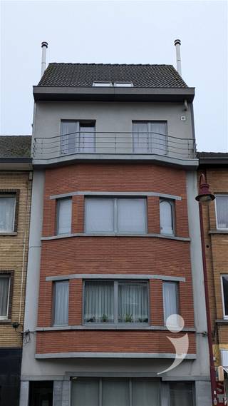 <p><span>Ce bel appartement meublé est prêt à accueillir de nouveaux résidents. L'appartement est situé dans le quartier de la gare d'Aarschot et sur d'importantes voies d'accès (E314 - Leuvensesteenweg). Les escaliers vous amènent au 3ème étage où vous avez une belle vue sur la ville et donc pas de bruit de bus ou de trains.</span></p><p><span> </span></p><p><span>  L'espace de vie avec cuisine ouverte dispose d'une belle terrasse. La salle de bains est équipée d'une douche spacieuse et d'un lavabo. À l'arrière se trouve la chambre principale avec une grande fenêtre qui apporte beaucoup de lumière naturelle et une sensation d'espace. Il y a une pièce de rangement pour placer le lave-linge/sèche-linge.</span></p><p><span> </span></p><p><span> </span></p><p><span>Disponible immédiatement.</span></p><p><span>Pas de charges communes supplémentaires.</span></p><p><span> </span></p><p><span>Serez-vous le premier occupant de cet appartement élégant ? </span><span>Demandez votre visite via notre site web</span></p><p><span> </span></p>