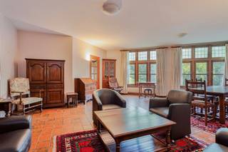 <p><span>This </span><span>spacious apartment</span><span> is on </span><span>the second floor</span><span> of a </span><span>characterful building with elevator</span><span>, located in a </span><span>central location in Duffel</span><span> and overlooking </span><span>the park</span><span>. The combination of a green environment and easy accessibility is a practical added value.</span></p><p><span>Through the </span><span>entrance hall with fitted cupboards</span><span>, the various rooms are accessed separately. The </span><span>living space</span><span> enjoys pleasant light thanks to the large windows. The </span><span>closed kitchen</span><span> is adjacent </span><span>.</span></p><p><span>The apartment has </span><span>2 bedrooms</span><span> with </span><span>parquet flooring</span><span>. </span><span> The </span><span>recently renovated bathroom</span><span> is equipped with a </span><span>double sink</span><span>, </span><span>walk-in shower</span><span> and </span><span>toilet</span><span>. </span><span> There is also a </span><span>separate guest toilet</span><span> in the hall.</span></p><p><span>There is also a </span><span>practical storage room</span><span> with plumbing </span><span>for a washing machine and dryer</span><span>. </span><span> The apartment also has a </span><span>private cellar storage room</span><span>.</span></p><p><span>There is ample parking</span><span> in the park. The </span><span>electrical installation conforms to current standards</span><span>, which provides additional security.</span></p>