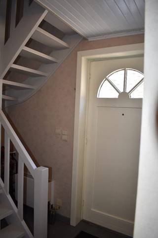 IN OPTIE - GEEN BEZOEKEN MEER MOGELIJK🏡 TE KOOP RECHTSTREEKS VAN EIGENAAR (ZONDER IMMO)<br />Bent u op zoek naar een instapklare, energiezuinige en asbestveilige halfopen bebouwing in een rustige, aangename buurt in Ternat? Zoek niet verder! Deze ruime gezinswoning met een bewoonbare oppervlakte van 145 m² biedt alle modern comfort, een fijne indeling en tal van uitbreidingsmogelijkheden. <br /><br />📍 Bezoek? <br />Op afspraak<br /><br /><br />✨ Belangrijkste troeven & indeling:<br />Gelijkvloers:<br />Lichtrijke living met een volledig uitgeruste open keuken.<br />De leefruimte geeft direct uit op een gezellige en lichte veranda. <br />Handig waskot/berging en een apart toilet. <br />Inpandige garage. <br /><br />Eerste verdieping:<br />2 ruime slaapkamers met veel natuurlijk licht.<br />1 kleine kamer, ideaal als bureau voor telewerk, babykamer of als hobbyruimte.<br />Comfortabele badkamer voorzien van zowel een ligbad als een douche.<br />Tweede aparte toilet. <br />Grote geïsoleerde zolderruimte met de mogelijkheid tot het omvormen tot een extra kamer (bv. grote slaapkamer of speelruimte).<br /><br />Tuin:<br />Volledig omheinde tuin met terras, tuinhuis en houtopslag.<br /><br /><br />📊 Officiële Kenmerken & Technische fiches:<br />Als koper geniet u van volledige transparantie. Alle verplichte keuringen zijn reeds up-to-date aanwezig: <br />Energieprestatie (EPC): Label B (174 kWh/m² jaar). Dit is een uitstekende score (ver verheven boven het gemiddelde van 373 kWh/m² jaar voor gelijkaardige woningen)! <br />Certificaatnummer: 20230323-0002846658-RES-1 <br />Asbestveiligheid: Volledig conform en gecertificeerd als asbestveilig! Er is dus geen verhoogd risico aanwezig, wat u gemoedsrust geeft. <br />Attestnummer: 20230409-000109.000<br />Zonnepanelen en laadpaal aanwezig <br /><br /><br />Kom kijken en word verliefd op deze woning!<br />