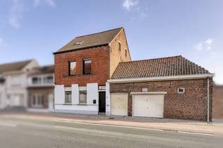 De woning onderging reeds belangrijke vernieuwingen: zo werden de keuken, badkamer, ramen én dakisolatie al aangepakt. Hierdoor kan u zich volledig focussen op de verdere afwerking en inrichting naar eigen smaak en budget.Indeling:InkomhalLeefruimteVernieuwde keukenBadkamer3 volwaardige slaapkamersZolder bereikbaar via vaste trap (mogelijkheden tot extra kamer/hobbyruimte)Dubbele garage met extra bergruimteKortom, een ideale opportuniteit voor wie op zoek is naar een woning met stevige basis, waar u zelf nog de laatste hand aan kan leggen.Interesse? Neem gerust contact op voor meer informatie of een bezoek ter plaatse!Dit pand is onderworpen aan de renovatieverplichting van de Vlaamse overheid voor residentiële gebouwen (behoudens bij sloop binnen 5 jaar na de aankoop). Consulteer voor meer informatie de website van het Vlaams Energie- en Klimaatagentschap via https://www.vlaanderen.be/een-woning-kopen/renovatieverplichting-voor-residentiele-gebouwenBestuursmaatregelen in het maatregelenregister: nee